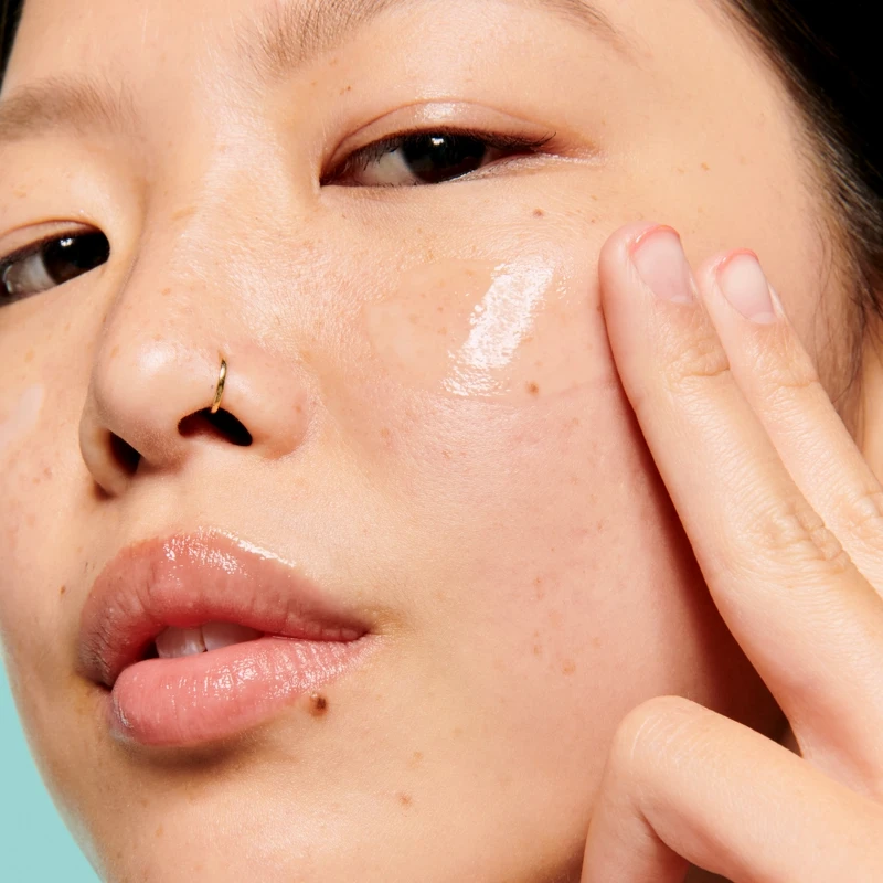 benefit緊PORE盯人瞬效緊緻精華乳質地示意。 benefit緊PORE盯人瞬效緊緻精華乳質地示意。