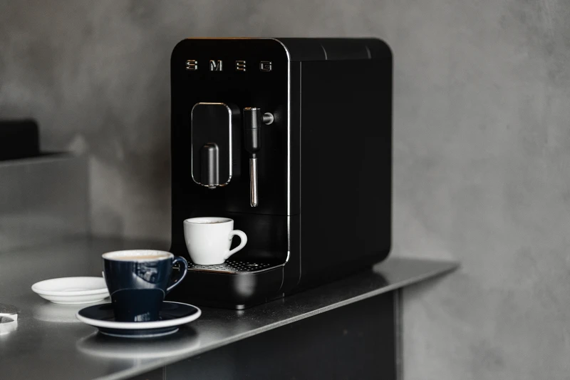 Smeg 全球限量配色「永夜黑」全自動咖啡機。 Smeg 全球限量配色「永夜黑」全自動咖啡機。