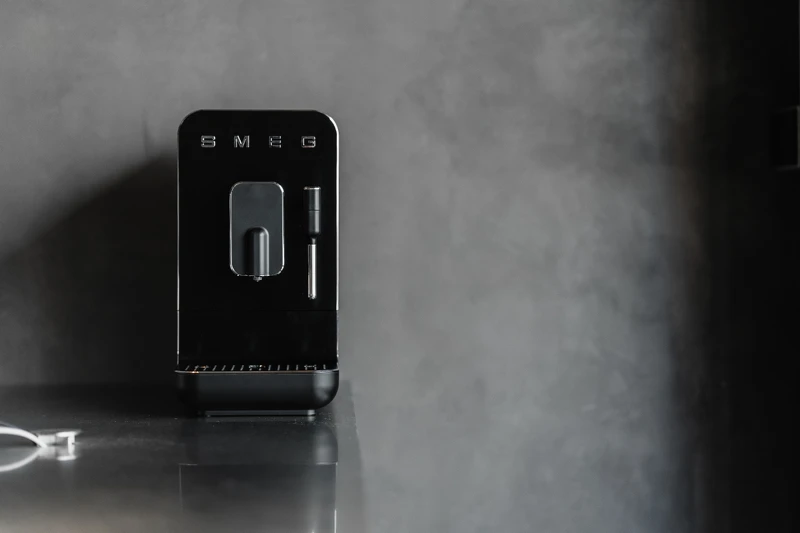 經典不敗的黑色搭配極簡線條。 經典不敗的黑色搭配極簡線條。