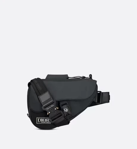 Dior by Mystery RanchSaddle馬鞍包,NT 105,000 Dior by Mystery RanchSaddle馬鞍包,NT 105,000