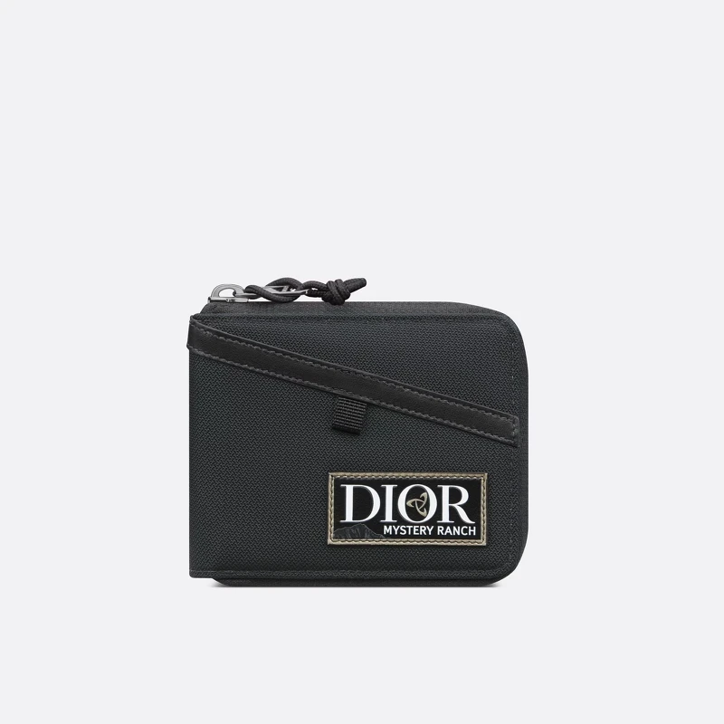 Dior by Mystery Ranch拉鍊錢包,NT 19,000 Dior by Mystery Ranch拉鍊錢包,NT 19,000