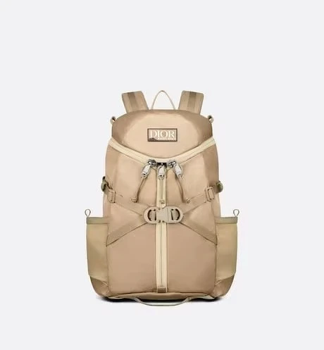 Dior by Mystery Ranch Gallagator後背包,NT 125,000 Dior by Mystery Ranch Gallagator後背包,NT 125,000