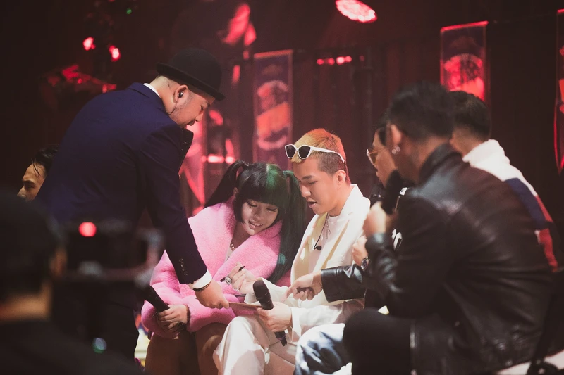 《大嘻哈時代2》選手討論戰術 《大嘻哈時代2》選手討論戰術