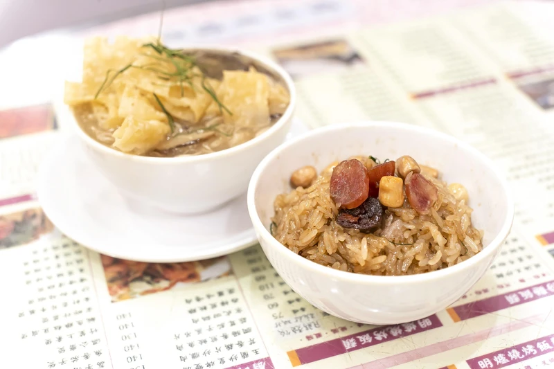 同為溫補的蛇羹配臘味生炒糯米飯，是香港特有的經典組合。 圖片提供：香港D阿金