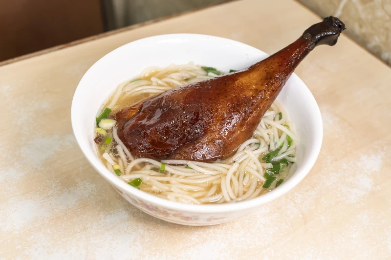 懂吃的都會指定部位，老饕級更會選擇不切，讓燒鵝油脂與瀨粉充分混合。 圖片提供：香港D阿金