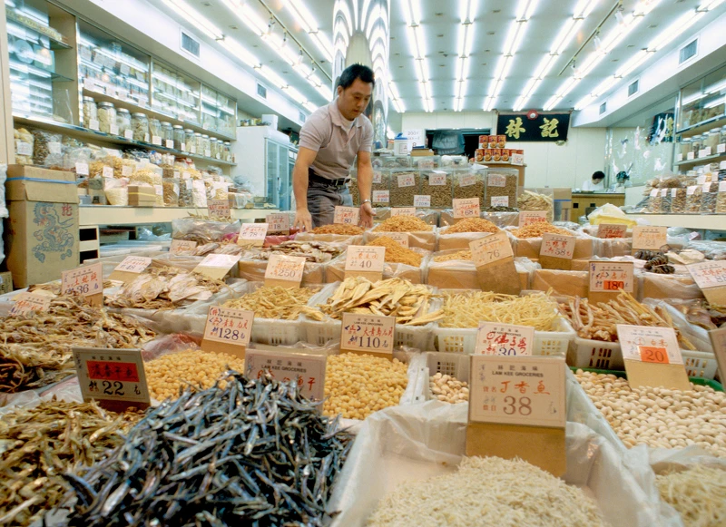 想學港人在家煲湯，就到上環走一趟，老闆們都會熱心教導如何煲湯。圖片提供：香港旅遊發展局