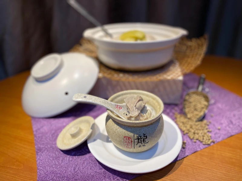 經典潮州菜招牌鹹菜原隻豬肚湯在濃郁湯頭中混著胡椒辛香，最適合補虛強健脾胃、冬季袪寒。圖片提供：潮家宴