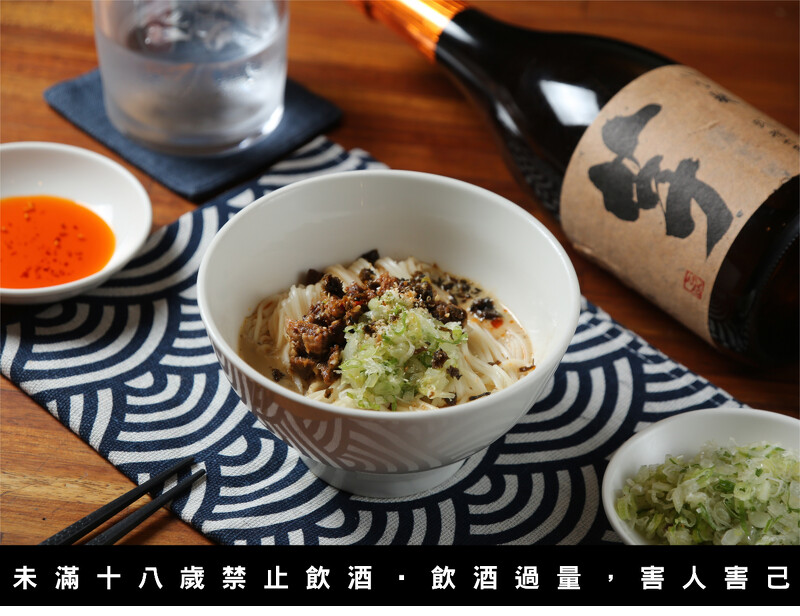 牛吉燒肉_點牛舌擔擔麵送國分酒造全量芋麴芋燒酎1杯。