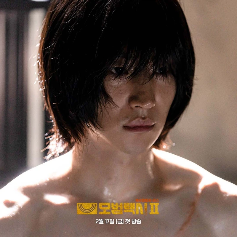 李帝勳劇中造型模仿金秀賢《偉大的隱藏者》造型 李帝勳劇中造型模仿金秀賢《偉大的隱藏者》造型