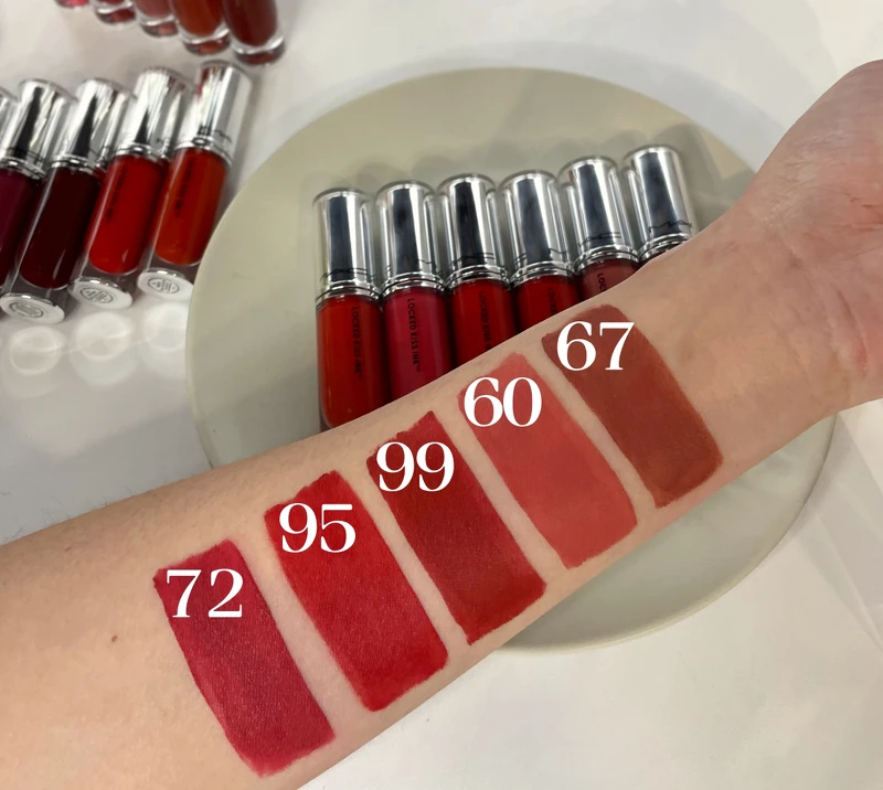 M•A•C 超鎖吻霧感唇釉主打色手部試色照