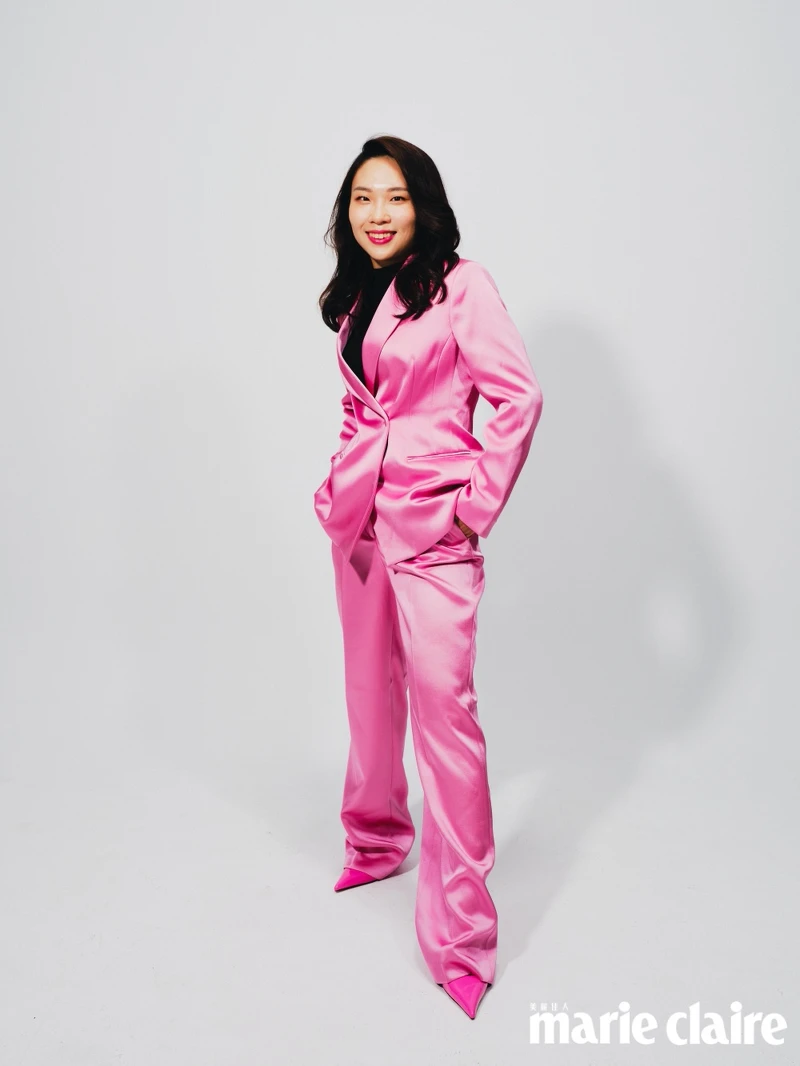 粉紅色西裝套裝、合身內搭針織衫、粉紅尖頭高跟鞋,all by H&M。 粉紅色西裝套裝、合身內搭針織衫、粉紅尖頭高跟鞋,all by H&M。