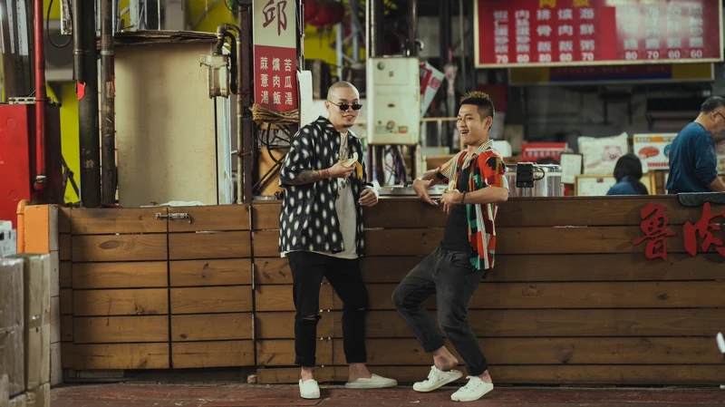 台語嘻哈團體「草屯囝仔」在《做工的人 電影版》驚喜現身。拍攝場景—第二市場