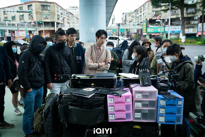 曾敬驊也認為導演「漫畫式」的拍攝手法上處理得很特別