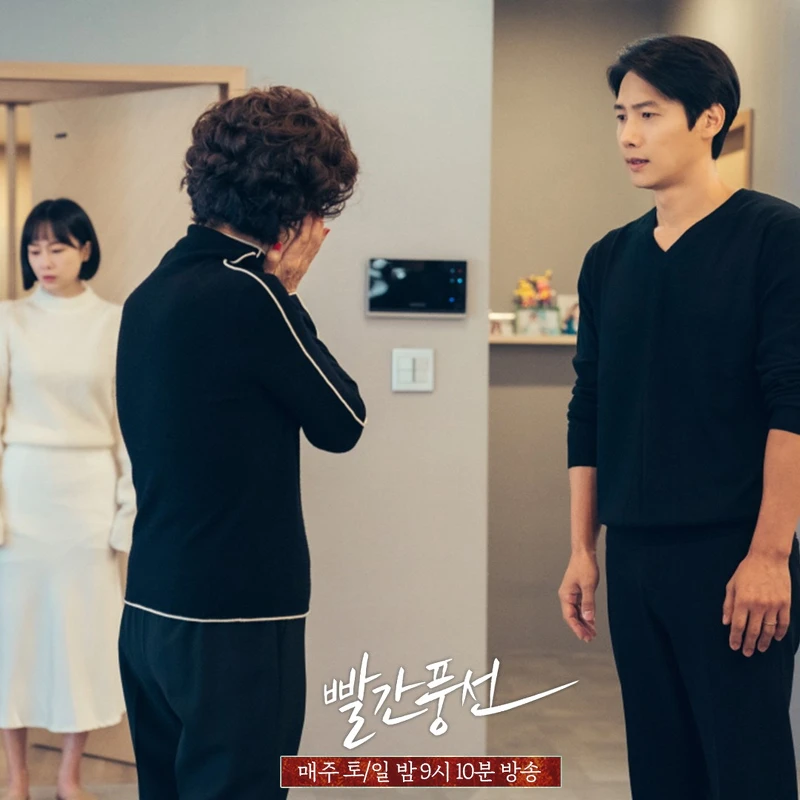 高次元(右一)無法處理母親問題，與韓海洋(左一)衝突不斷