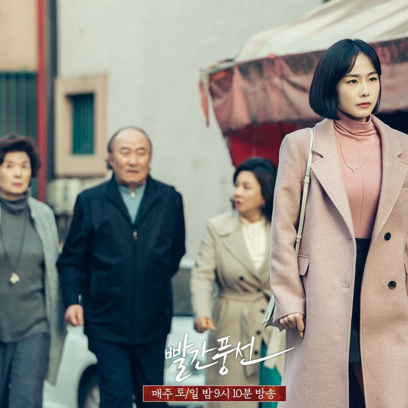 韓海洋(右一)帶夫家上門”滅蟑”