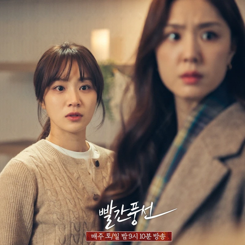 徐智慧飾演趙恩江(右)阻止鄭侑敏飾演趙恩山當小三，停止可笑的室內露營