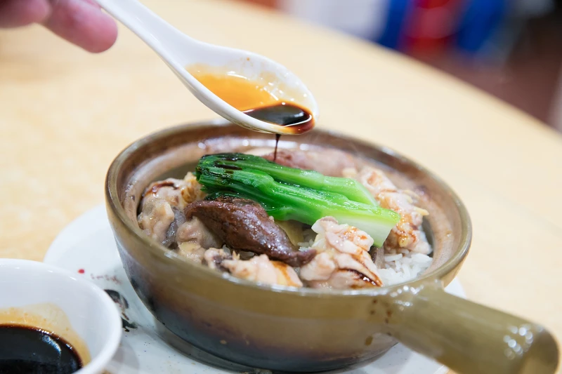 獲得米其林推薦的坤記煲仔飯,全靠老闆一人數十年累積下來的經驗,不僅特別打造專屬煲鍋,更以特殊火山石取代炭火,才能煲出完美的煲仔飯。圖片提供:香港旅遊發展局 獲得米其林推薦的坤記煲仔飯,全靠老闆一人數十年累積下來的經驗,不僅特別打造專屬煲鍋,更以特殊火山石取代炭火,才能煲出完美的煲仔飯。圖片提供:香港旅遊發展局