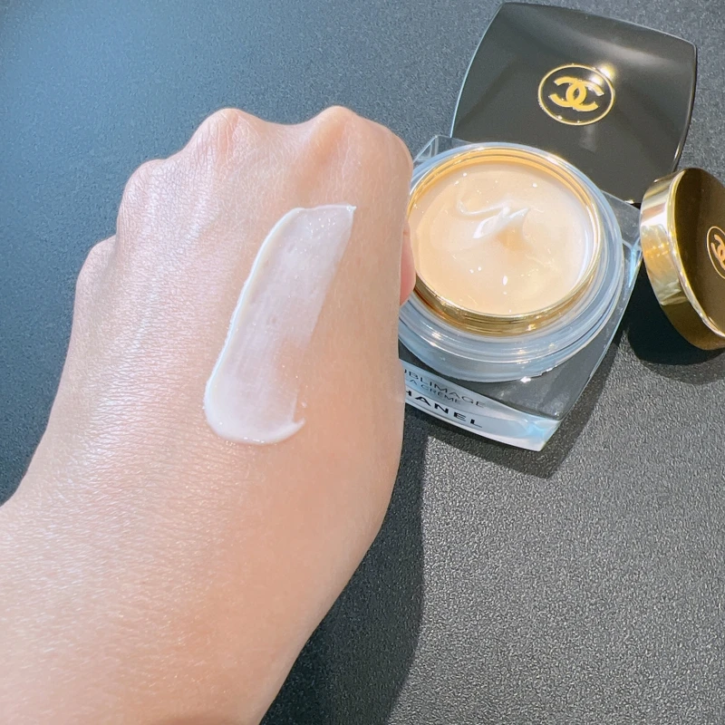 香奈兒奢華金燦賦活乳霜質地示意。 香奈兒奢華金燦賦活乳霜質地示意。