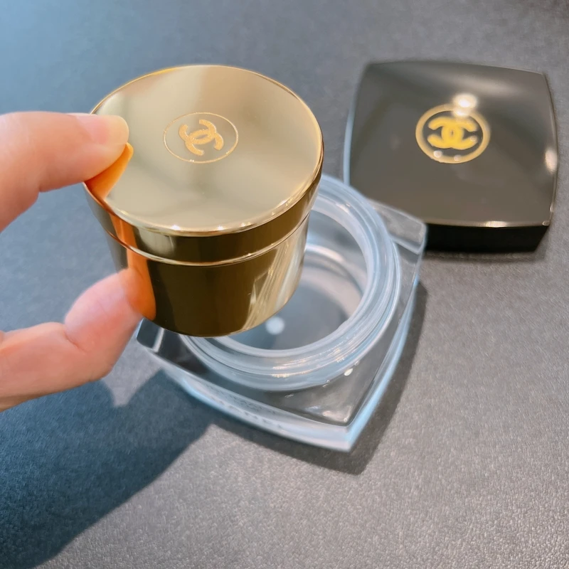 香奈兒奢華金燦賦活乳霜補充瓶。 香奈兒奢華金燦賦活乳霜補充瓶。