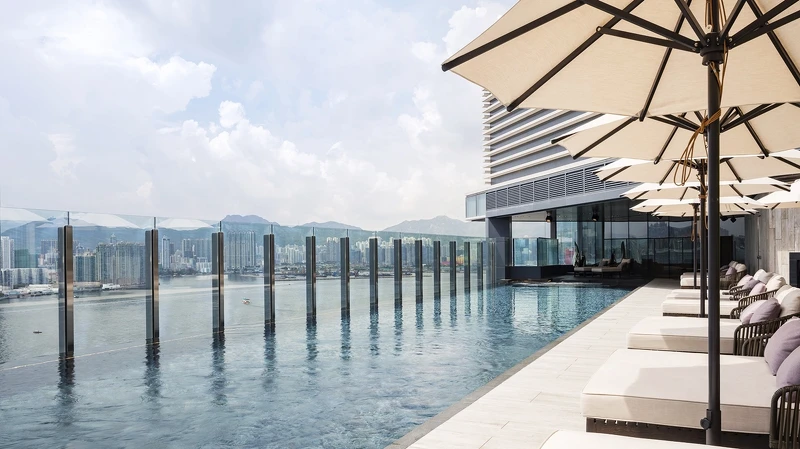 頂樓的無邊際泳池 頂樓的無邊際泳池