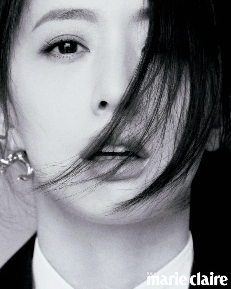 黑色羊毛大衣、白色襯衫,both by Prada;造型耳環、造型項鍊,both by Vann。 黑色羊毛大衣、白色襯衫,both by Prada;造型耳環、造型項鍊,both by Vann。