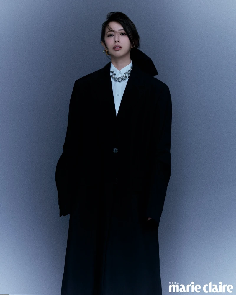 黑色羊毛大衣、白色襯衫,both by Prada;造型耳環、造型項鍊,both by Vann。 黑色羊毛大衣、白色襯衫,both by Prada;造型耳環、造型項鍊,both by Vann。