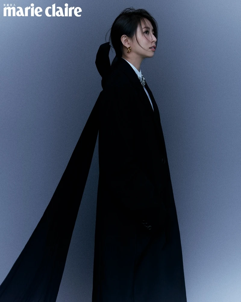 黑色羊毛大衣、白色襯衫,both by Prada;造型耳環、造型項鍊,both by Vann。 黑色羊毛大衣、白色襯衫,both by Prada;造型耳環、造型項鍊,both by Vann。