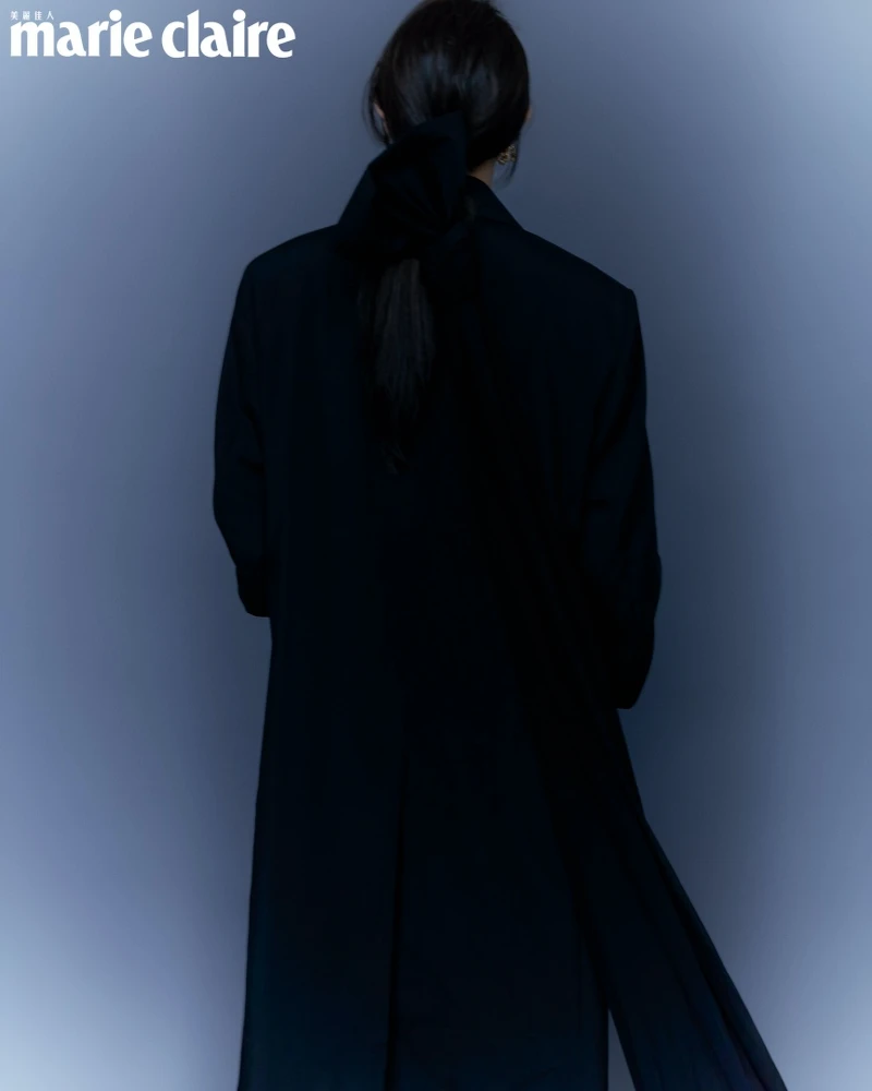 黑色羊毛大衣、白色襯衫,both by Prada;造型耳環、造型項鍊,both by Vann。 黑色羊毛大衣、白色襯衫,both by Prada;造型耳環、造型項鍊,both by Vann。