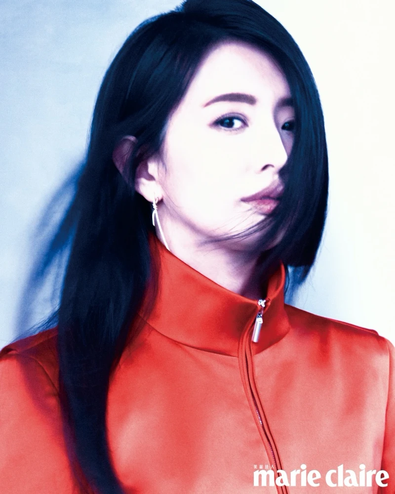 紅色立領外套、FERRAGAMO;18K金長版鑲鑽耳環,Tiffany & Co.。 紅色立領外套、FERRAGAMO;18K金長版鑲鑽耳環,Tiffany & Co.。