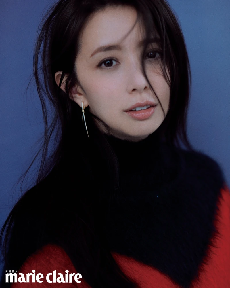 寬鬆針織毛衣、米色裙裝,Bottega Veneta;18K金長版鑲鑽耳環,Tiffany & Co.。 寬鬆針織毛衣、米色裙裝,Bottega Veneta;18K金長版鑲鑽耳環,Tiffany & Co.。