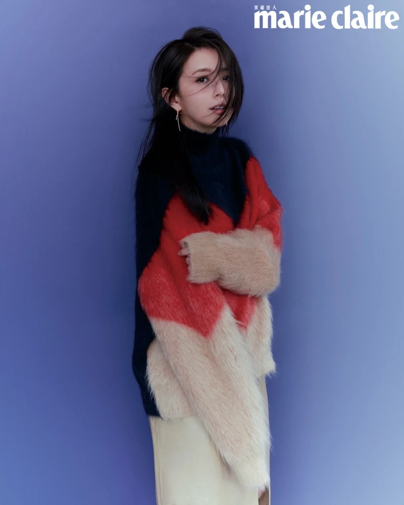 寬鬆針織毛衣、米色裙裝,Bottega Veneta;18K金長版鑲鑽耳環,Tiffany & Co.。 寬鬆針織毛衣、米色裙裝,Bottega Veneta;18K金長版鑲鑽耳環,Tiffany & Co.。