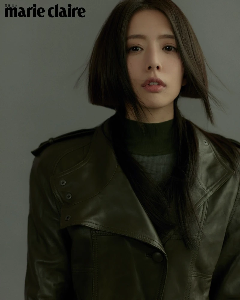 綠色長版大衣、黑色透膚高領上衣,both by Saint Laurent。 綠色長版大衣、黑色透膚高領上衣,both by Saint Laurent。