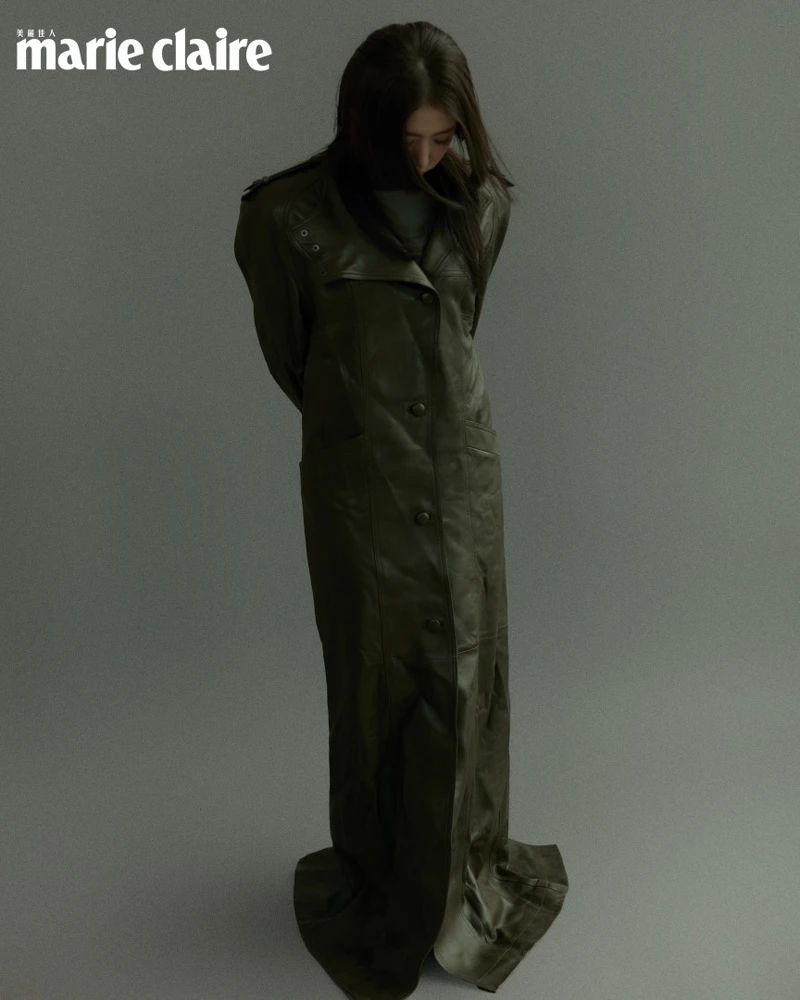 綠色長版大衣、黑色透膚高領上衣,both by Saint Laurent。 綠色長版大衣、黑色透膚高領上衣,both by Saint Laurent。