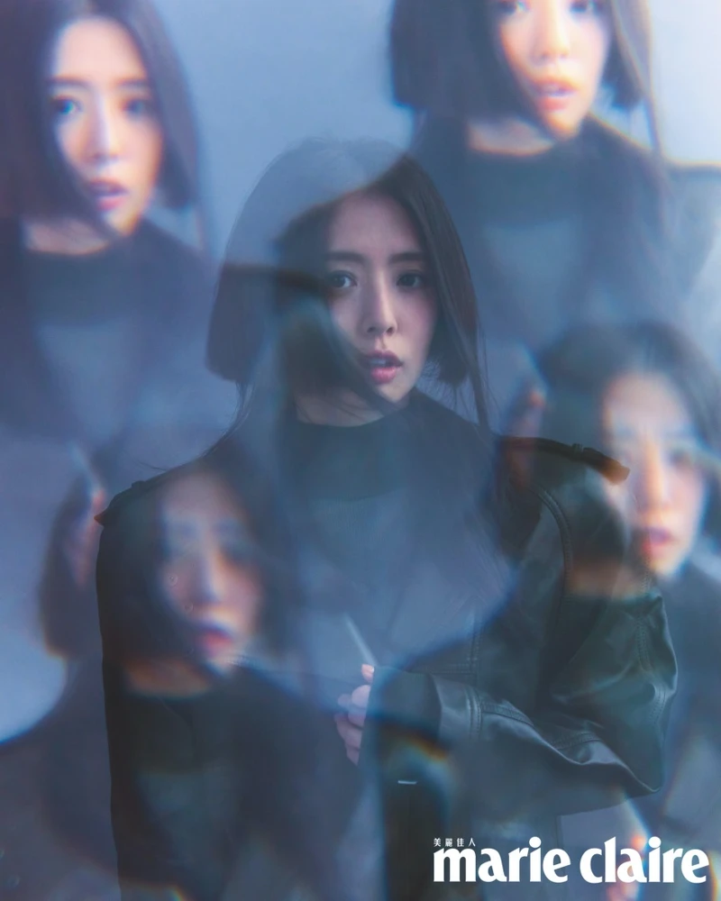 綠色長版大衣、黑色透膚高領上衣,both by Saint Laurent。 綠色長版大衣、黑色透膚高領上衣,both by Saint Laurent。