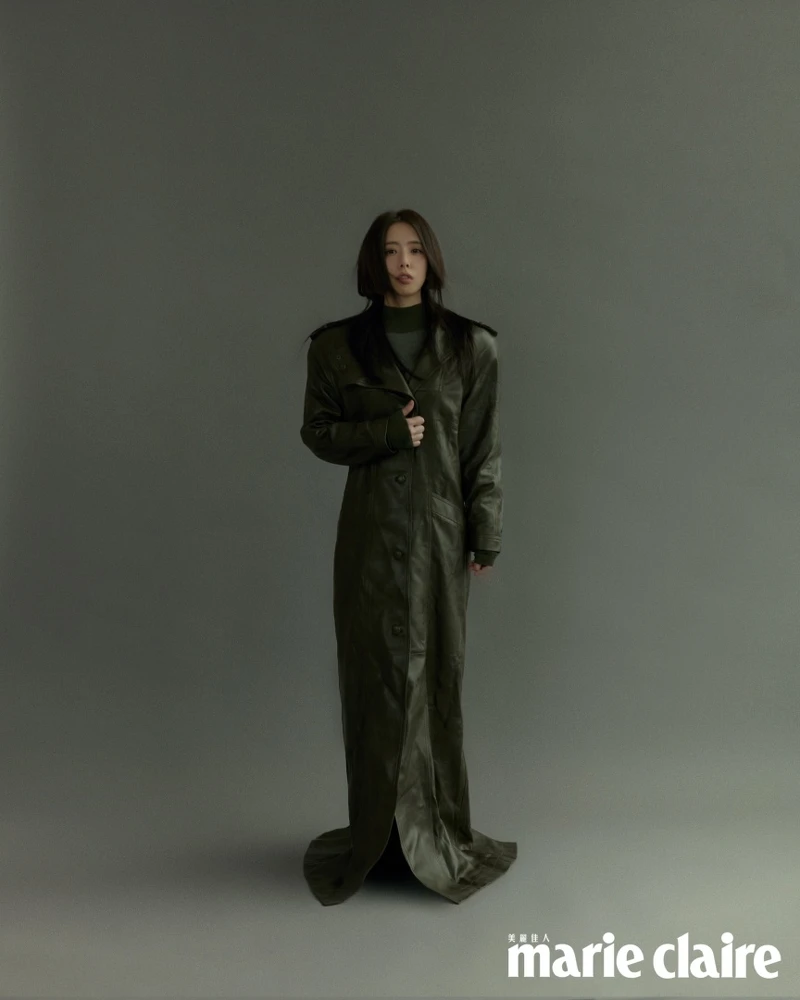 綠色長版大衣、黑色透膚高領上衣,both by Saint Laurent。 綠色長版大衣、黑色透膚高領上衣,both by Saint Laurent。