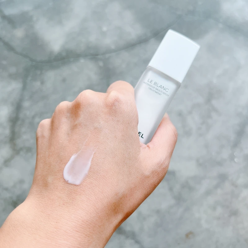 香奈兒珍珠光感淨白淡斑精萃質地。 香奈兒珍珠光感淨白淡斑精萃質地。