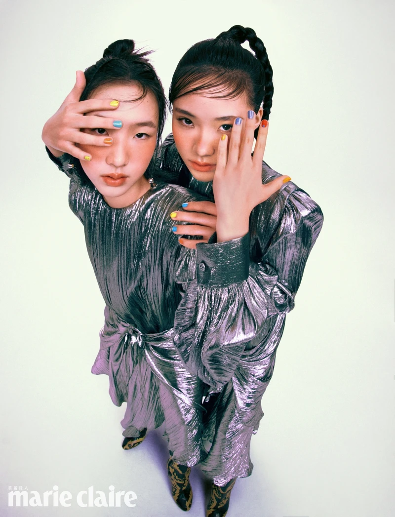 銀色泡泡袖連衣裙、蟒蛇紋中跟靴，both by Gucci。