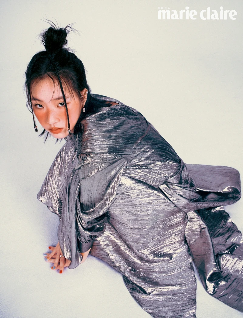 銀色泡泡袖連衣裙，Gucci。Fine Links 耳環、耳骨夾、戒指，all by TASAKI。