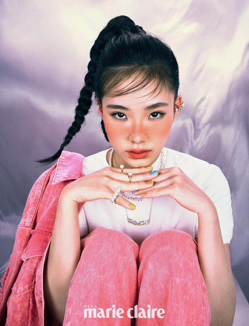 白色鋪棉短版上衣，Loewe；粉紅色牛仔夾克、牛仔褲，both by MSGM。Danger 項鍊、Danger Claw 耳骨夾、Fine Links 項鍊、耳骨夾、戒指、Balance Signature 戒指，all by TASAKI。