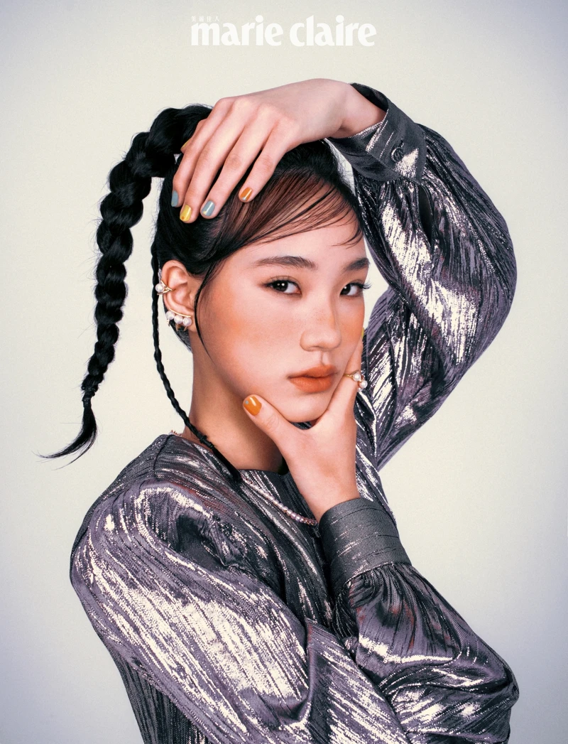 銀色泡泡袖連衣裙，Gucci。Danger 項鍊、Danger Fang 耳環、Danger Claw 耳骨夾、戒指，both by TASAKI。