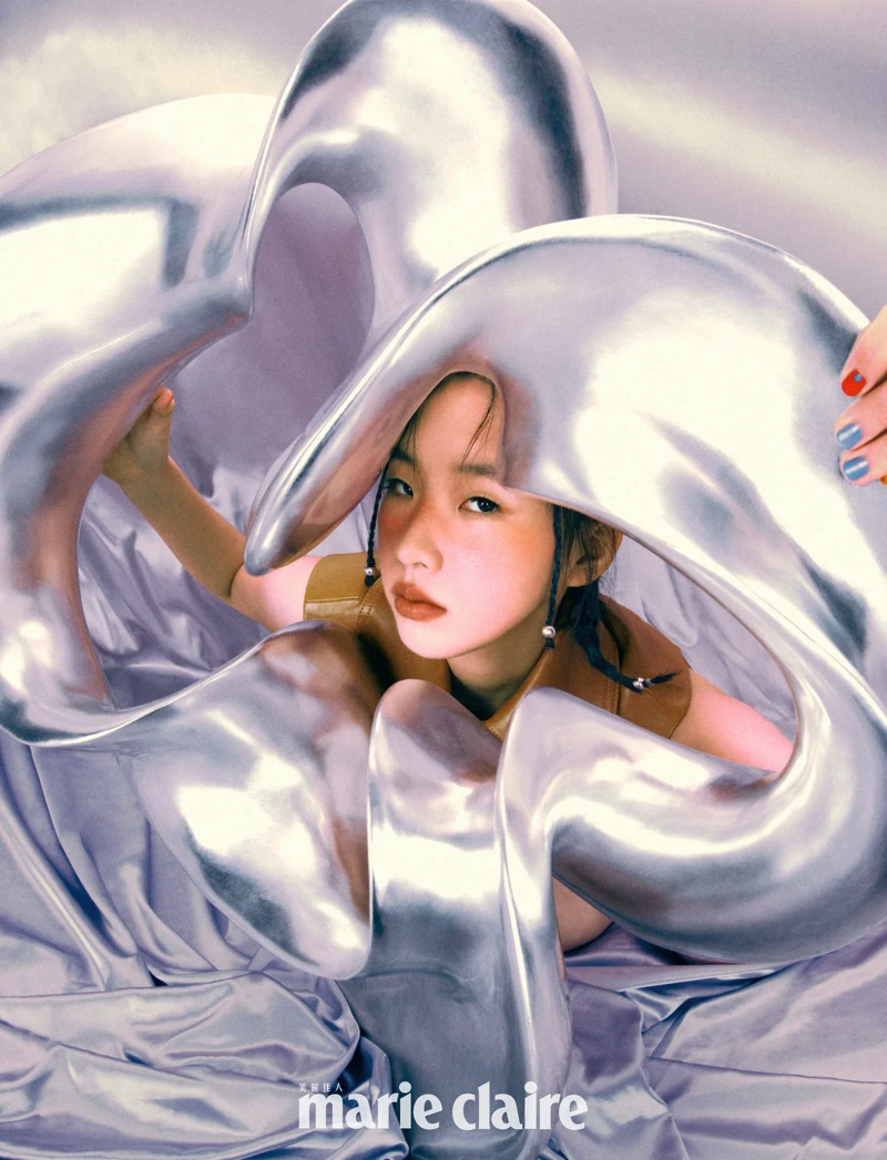 咖啡色皮革風衣背心式洋裝，Coach。