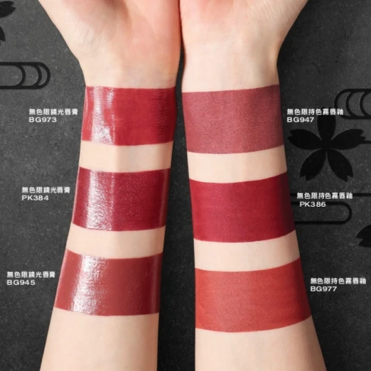 植村秀無色限唇彩東京野櫻限量色手部試色。