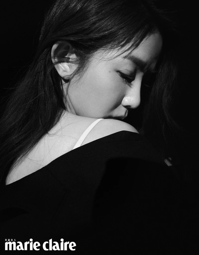 黑色羊毛西裝外套，Max Mara；18K金鑲鑽項鍊，Tiffany & Co.。