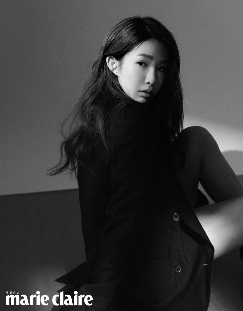 黑色羊毛西裝外套，Max Mara；18K金鑲鑽項鍊，Tiffany & Co.。