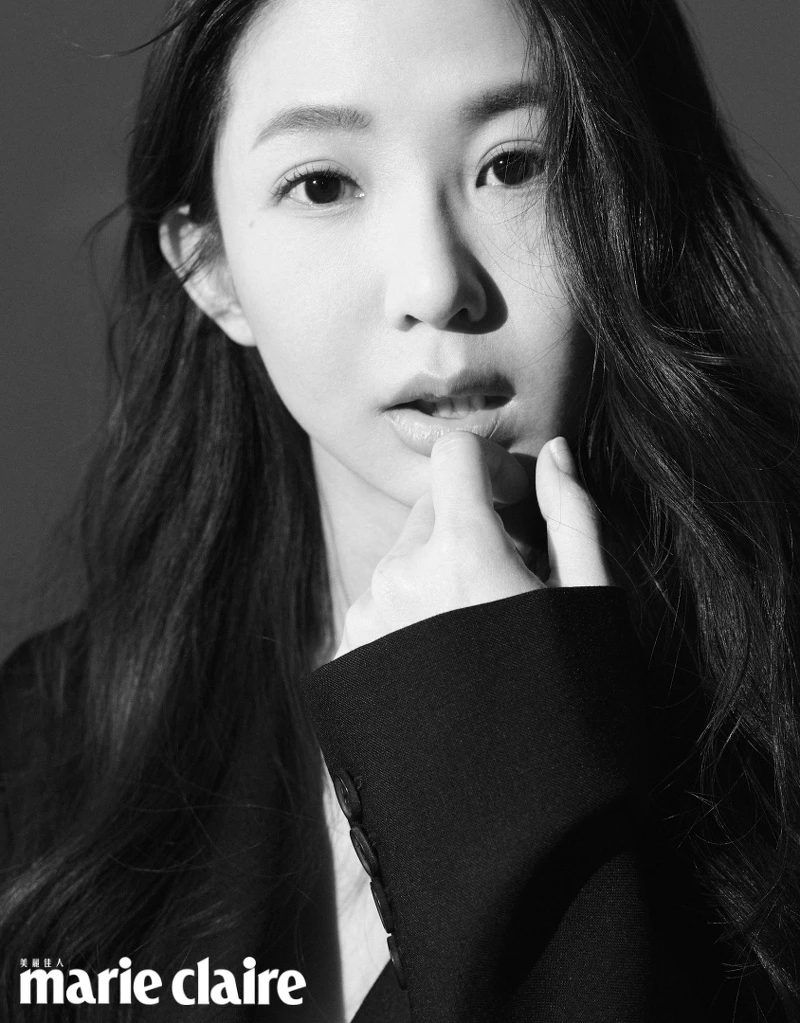 黑色羊毛西裝外套，Max Mara；18K金鑲鑽項鍊，Tiffany & Co.。