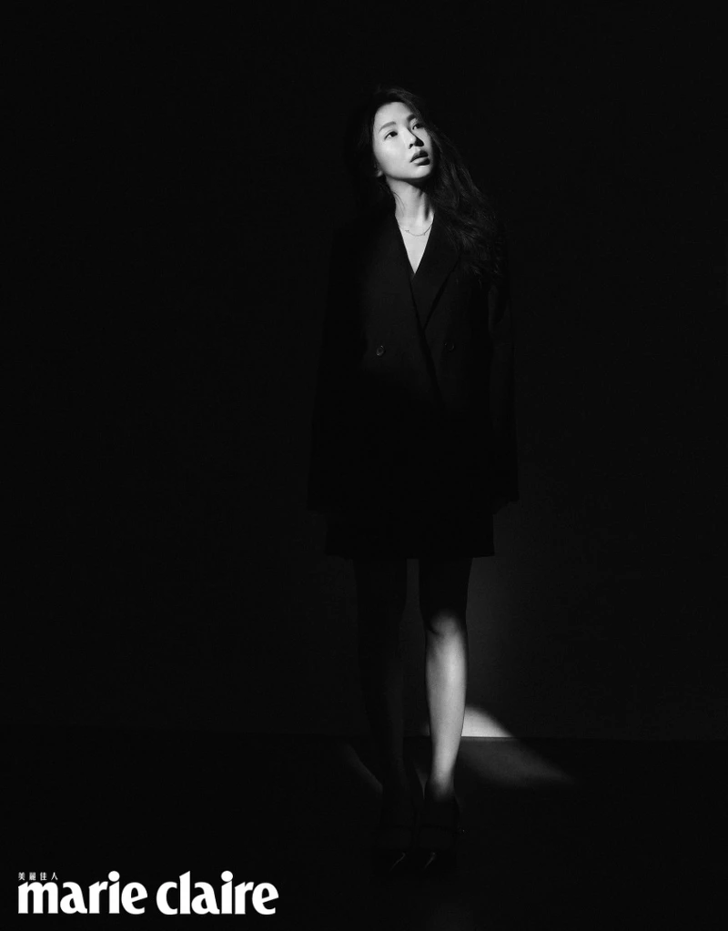 黑色羊毛西裝外套，Max Mara；黑色漆皮尖頭跟鞋，18K金鑲鑽項鍊，Tiffany & Co.。