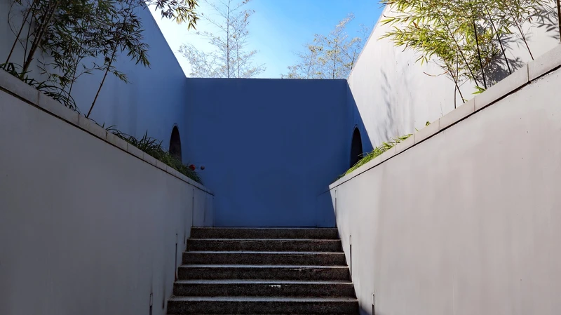 沿著石階方能抵達 沿著石階方能抵達