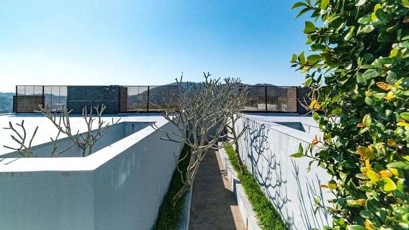 「庭園別墅」具有高度隱密性,房外四周都是高牆、高樹遮蔽 「庭園別墅」具有高度隱密性,房外四周都是高牆、高樹遮蔽