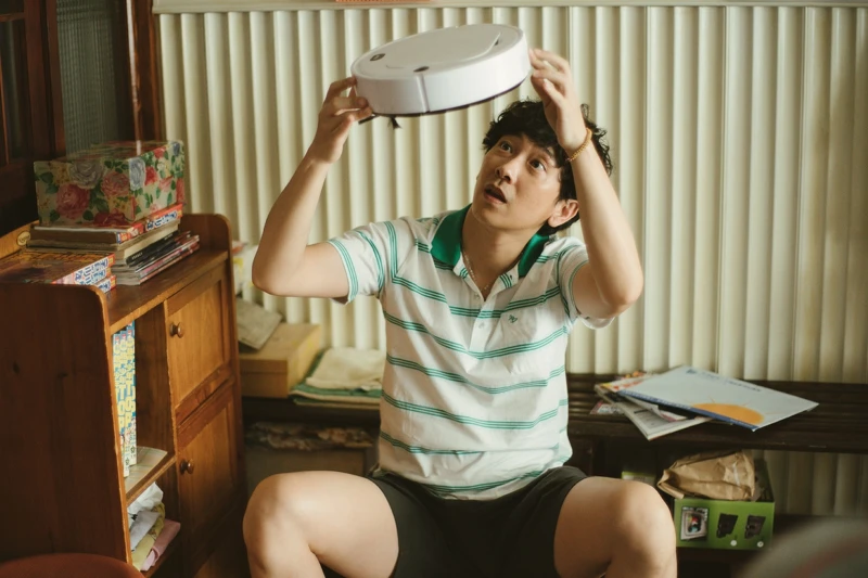 《本日公休》施名帥飾演兒子阿男,一心想創業發大財 《本日公休》施名帥飾演兒子阿男,一心想創業發大財