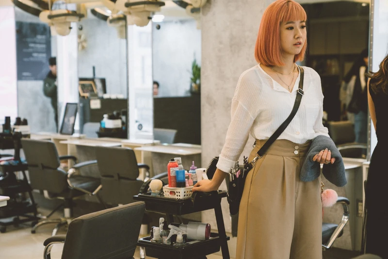 《本日公休》方志友飾演小女兒阿玲,在台中連鎖髮廊當理髮師 《本日公休》方志友飾演小女兒阿玲,在台中連鎖髮廊當理髮師